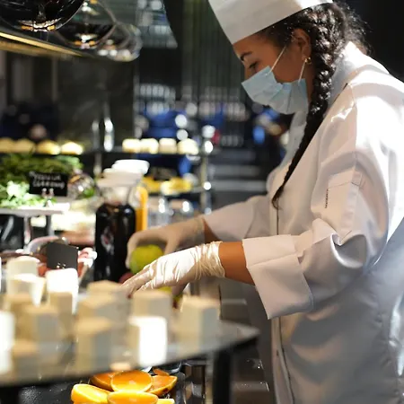 Marlen Bayrakli Ξενοδοχείο